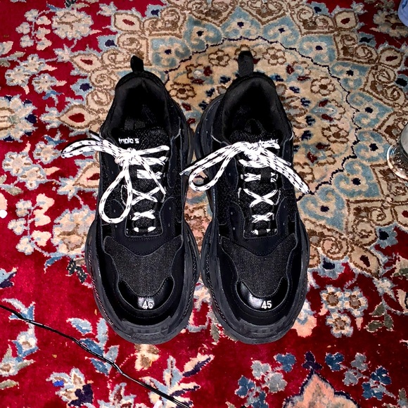 One time used black Balenciaga shoe . - Picture 1 of 3